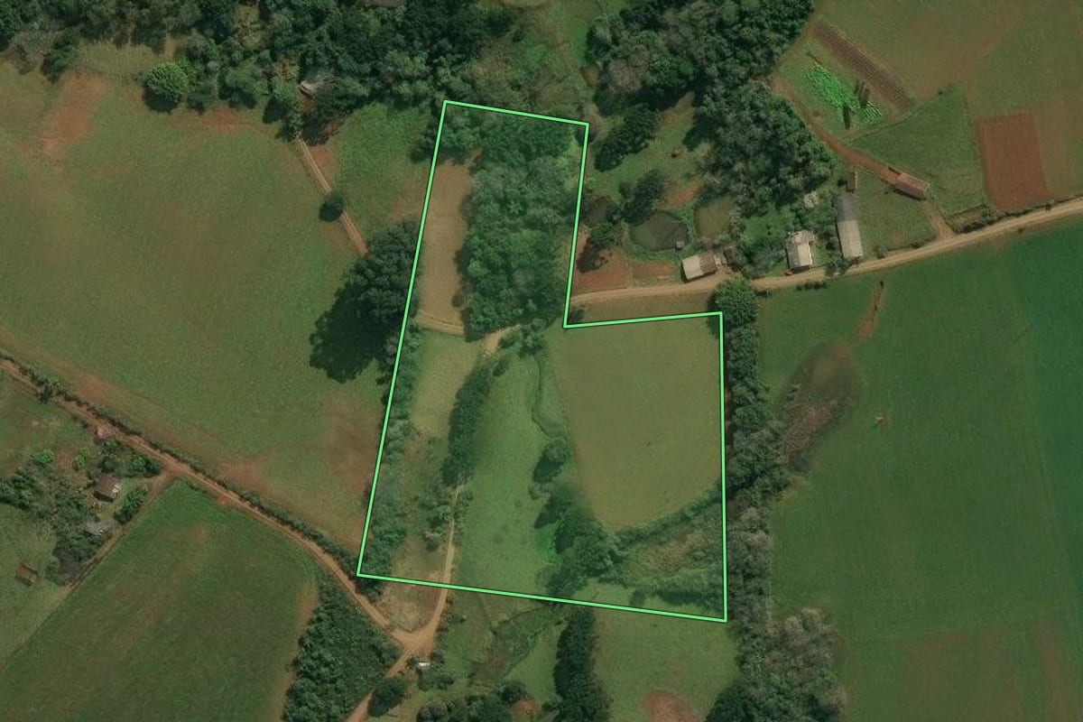 Imagem de satélite do imóvel rural em Abdon Batista (SC), com o contorno declarado no CAR desenhado por cima.