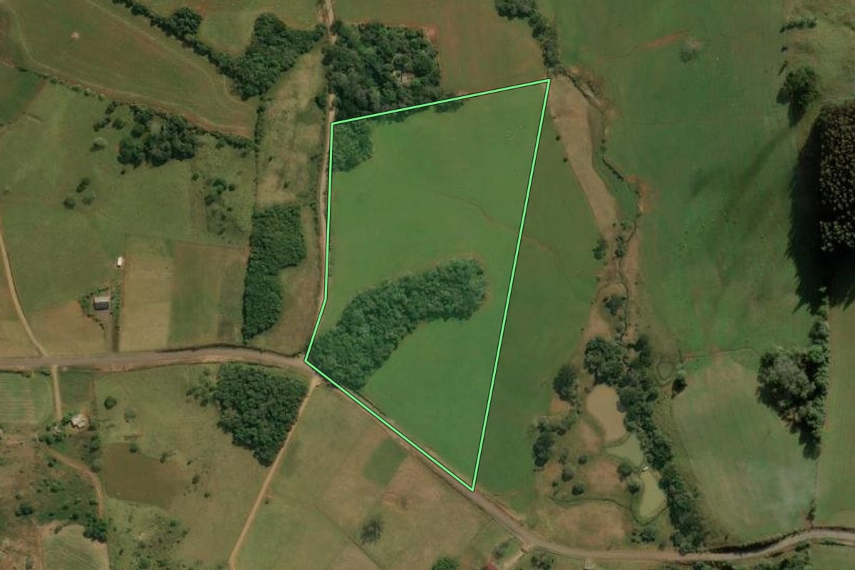 Imagem de satélite do imóvel rural em Abdon Batista (SC), com o contorno declarado no CAR desenhado por cima.