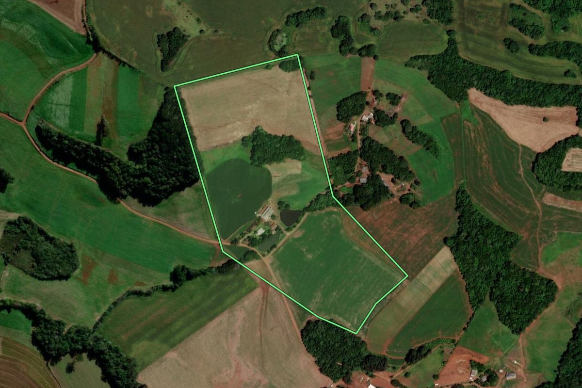 Imagem de satélite do imóvel rural em Abelardo Luz (SC), com o contorno declarado no CAR desenhado por cima.