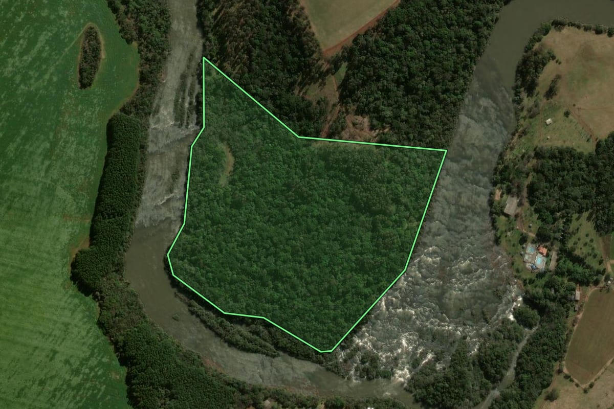 Imagem de satélite do imóvel rural em Abelardo Luz (SC), com o contorno declarado no CAR desenhado por cima.