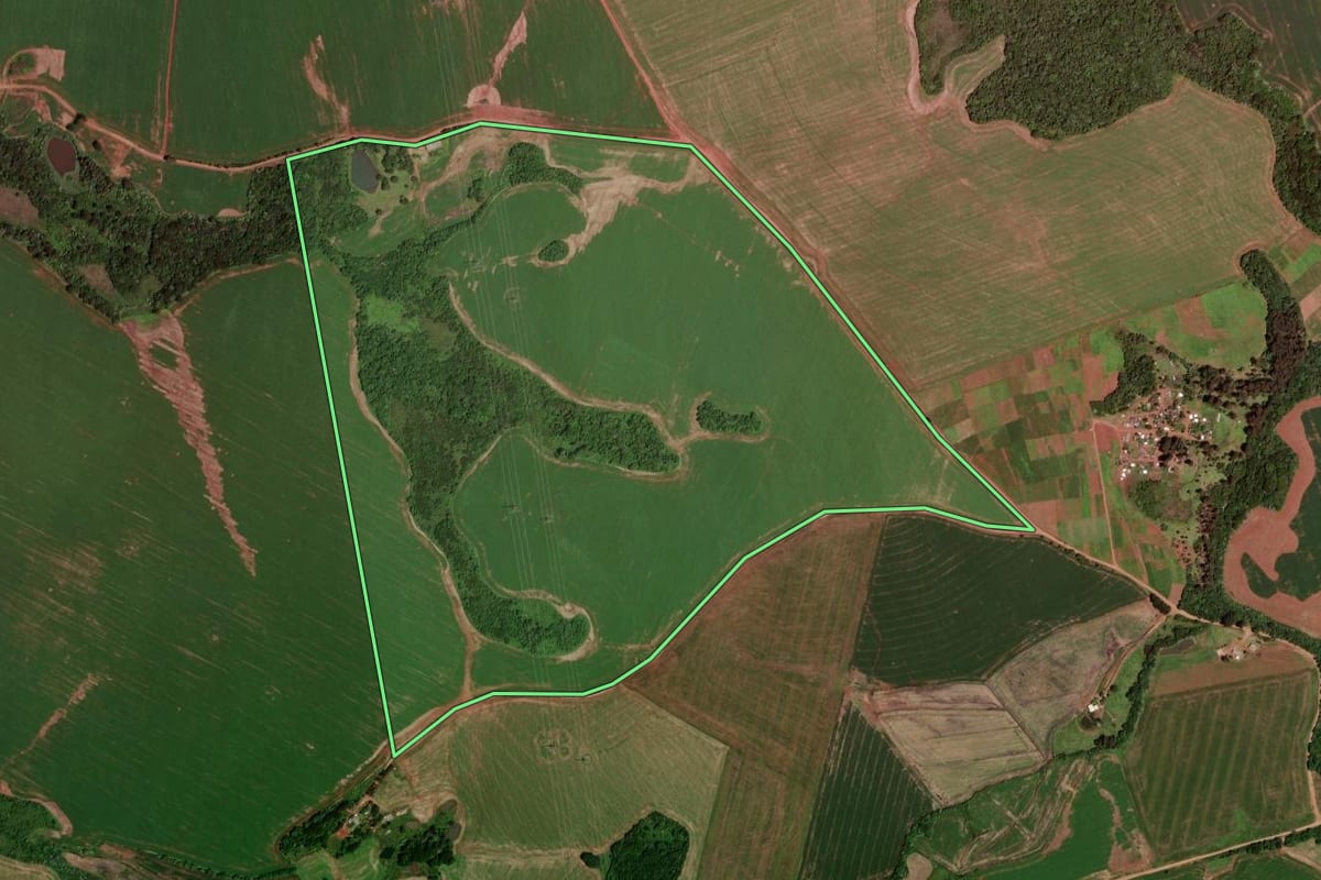 Imagem de satélite do imóvel rural em Abelardo Luz (SC), com o contorno declarado no CAR desenhado por cima.