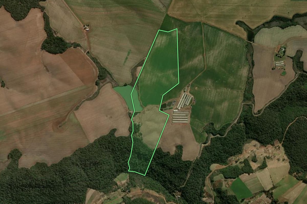 Imagem de satélite do imóvel rural em Abelardo Luz (SC), com o contorno declarado no CAR desenhado por cima.