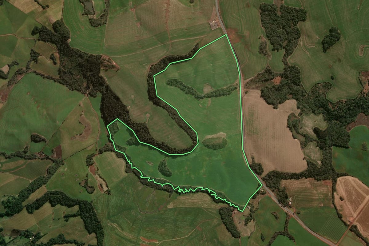 Imagem de satélite do imóvel rural em Abelardo Luz (SC), com o contorno declarado no CAR desenhado por cima.