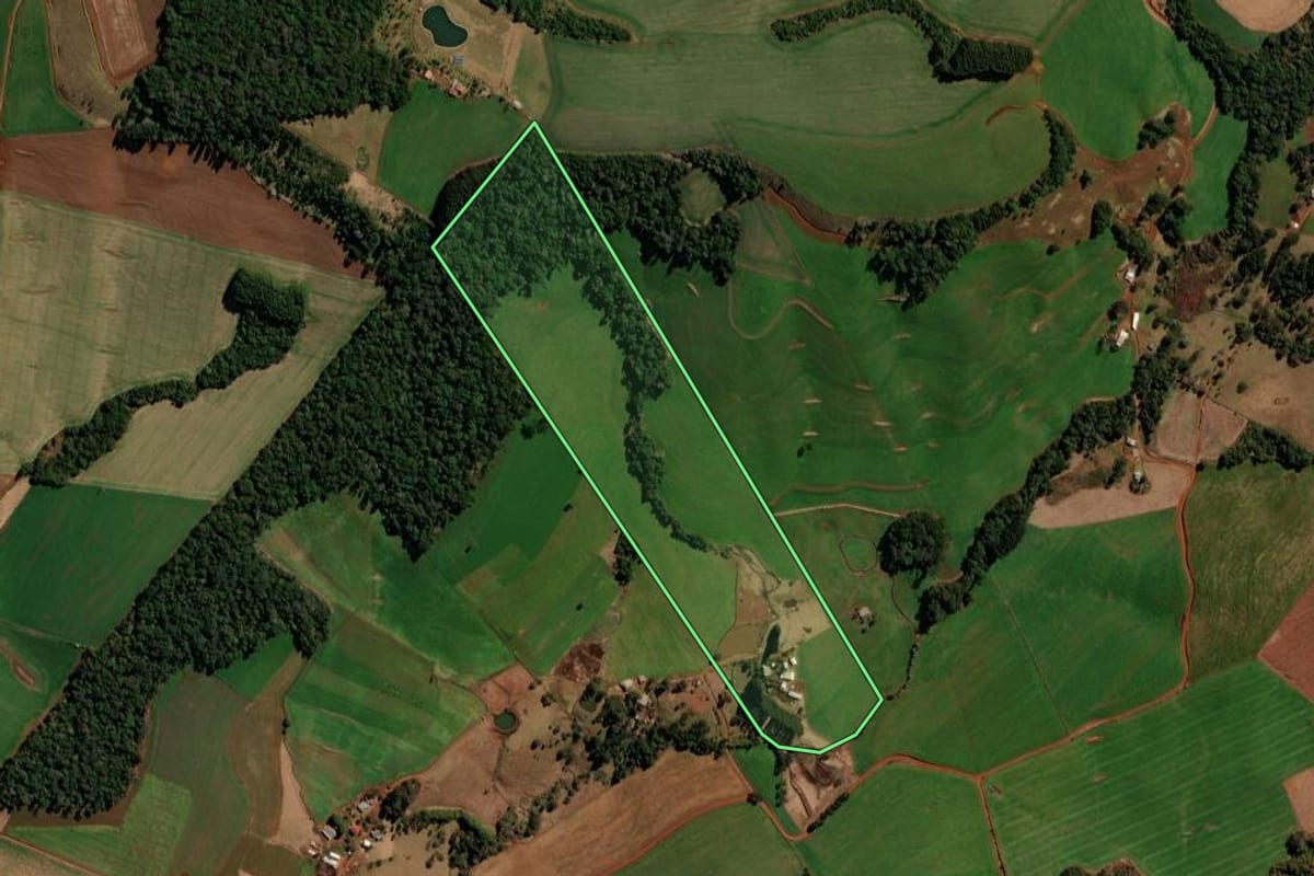 Imagem de satélite do imóvel rural em Abelardo Luz (SC), com o contorno declarado no CAR desenhado por cima.