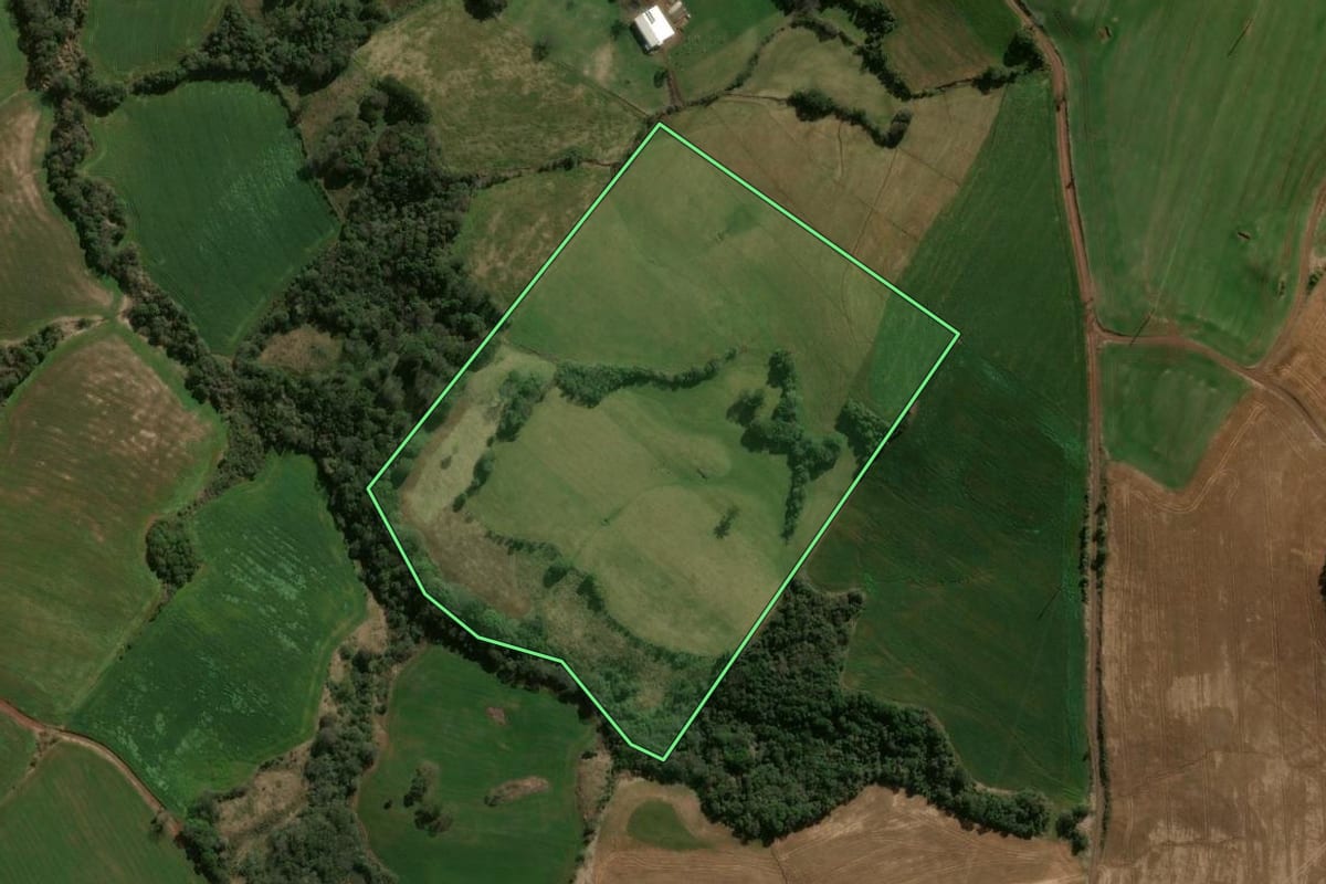 Imagem de satélite do imóvel rural em Abelardo Luz (SC), com o contorno declarado no CAR desenhado por cima.