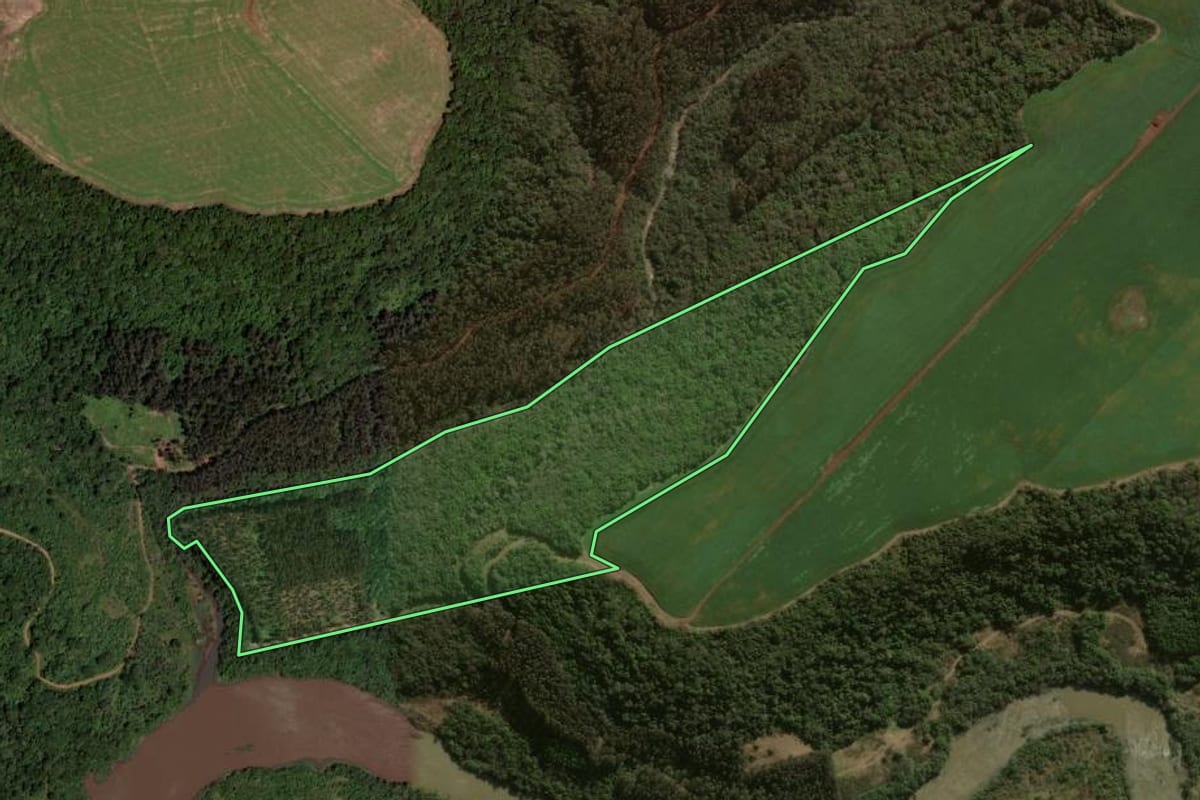 Imagem de satélite do imóvel rural em Abelardo Luz (SC), com o contorno declarado no CAR desenhado por cima.