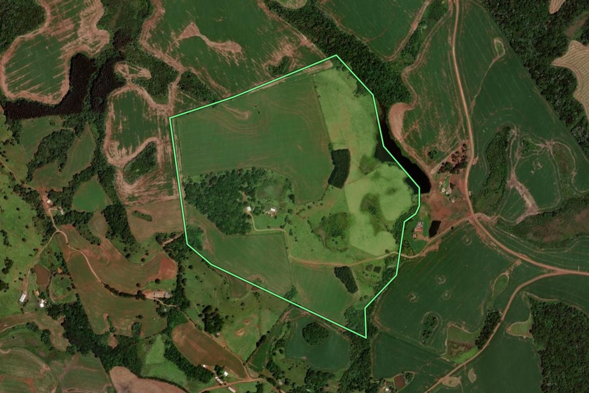 Imagem de satélite do imóvel rural em Abelardo Luz (SC), com o contorno declarado no CAR desenhado por cima.