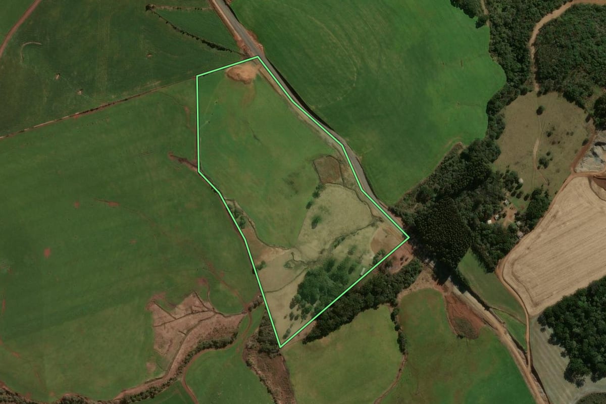Imagem de satélite do imóvel rural em Abelardo Luz (SC), com o contorno declarado no CAR desenhado por cima.