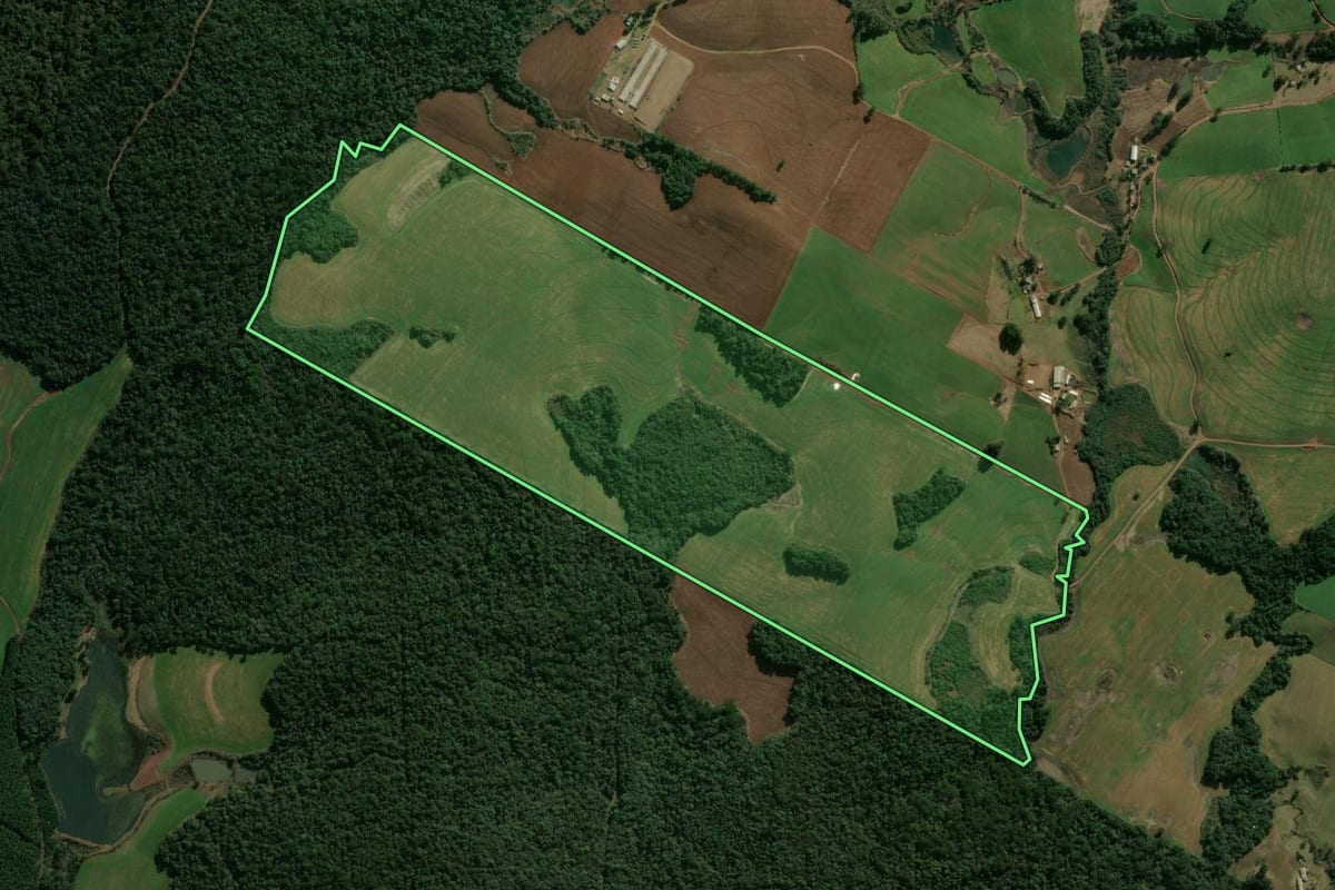 Imagem de satélite do imóvel rural em Abelardo Luz (SC), com o contorno declarado no CAR desenhado por cima.