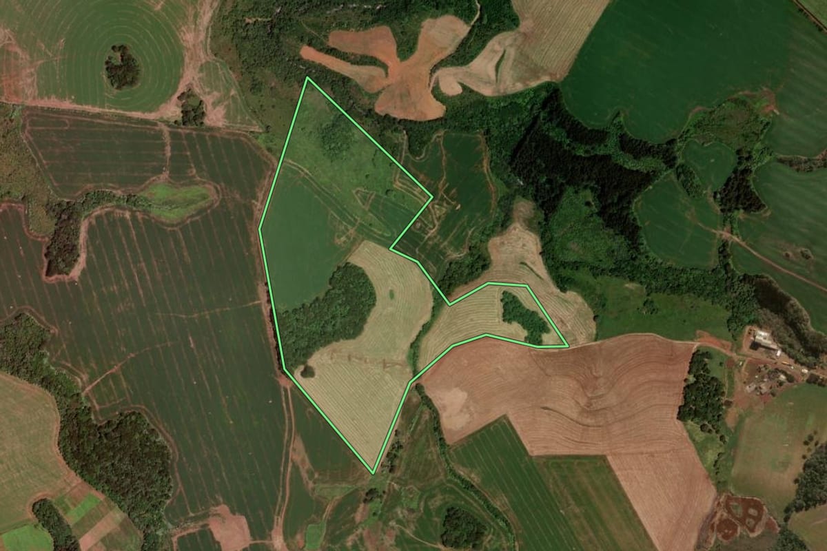 Imagem de satélite do imóvel rural em Abelardo Luz (SC), com o contorno declarado no CAR desenhado por cima.