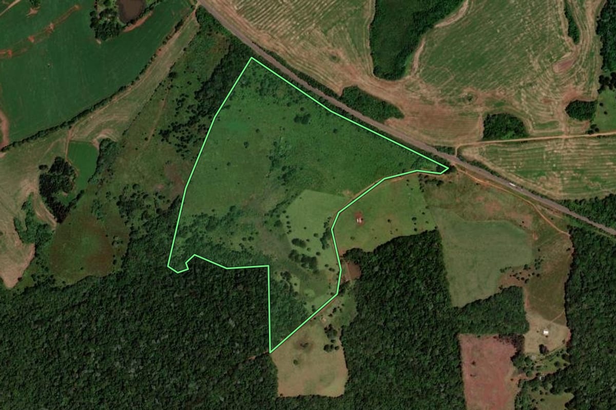 Imagem de satélite do imóvel rural em Abelardo Luz (SC), com o contorno declarado no CAR desenhado por cima.