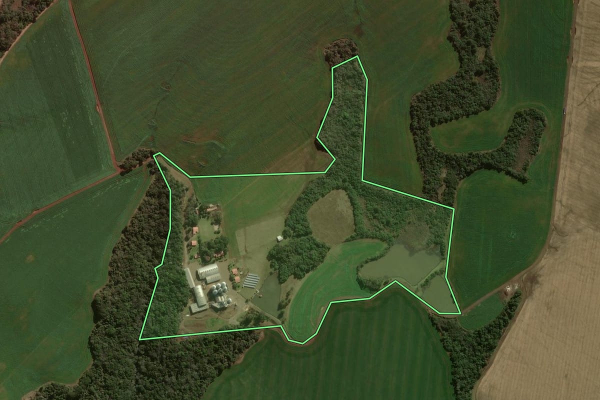 Imagem de satélite do imóvel rural em Abelardo Luz (SC), com o contorno declarado no CAR desenhado por cima.