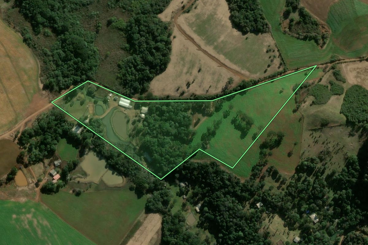 Imagem de satélite do imóvel rural em Abelardo Luz (SC), com o contorno declarado no CAR desenhado por cima.