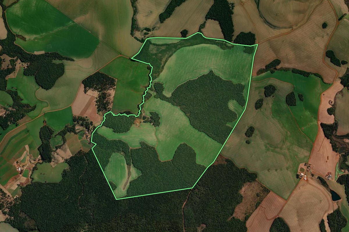 Imagem de satélite do imóvel rural em Abelardo Luz (SC), com o contorno declarado no CAR desenhado por cima.