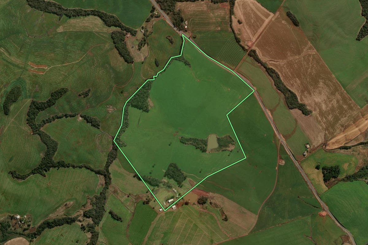Imagem de satélite do imóvel rural em Abelardo Luz (SC), com o contorno declarado no CAR desenhado por cima.
