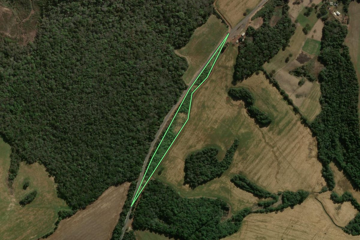 Imagem de satélite do imóvel rural em Abelardo Luz (SC), com o contorno declarado no CAR desenhado por cima.