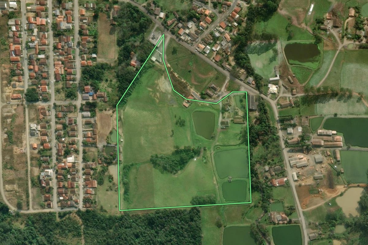 Imagem de satélite do imóvel rural em Agrolândia (SC), com o contorno declarado no CAR desenhado por cima.