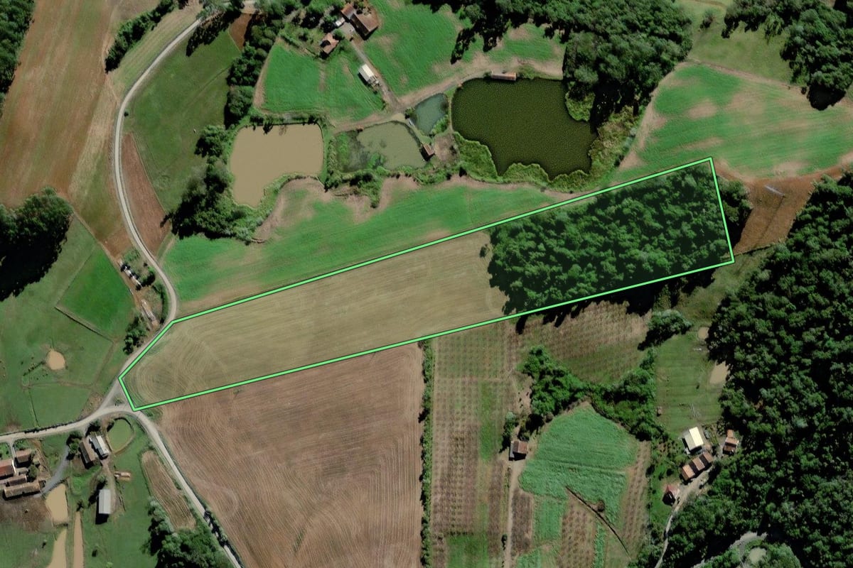 Imagem de satélite do imóvel rural em Agrolândia (SC), com o contorno declarado no CAR desenhado por cima.