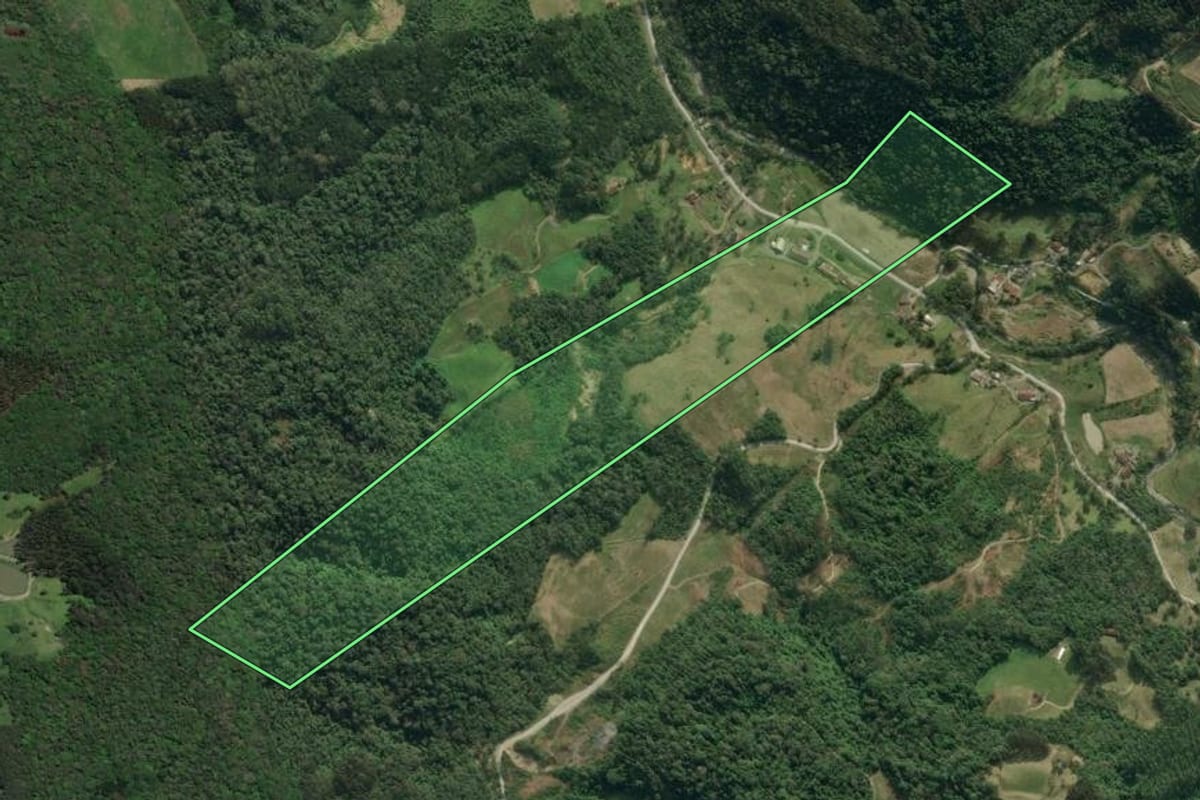 Imagem de satélite do imóvel rural em Agrolândia (SC), com o contorno declarado no CAR desenhado por cima.