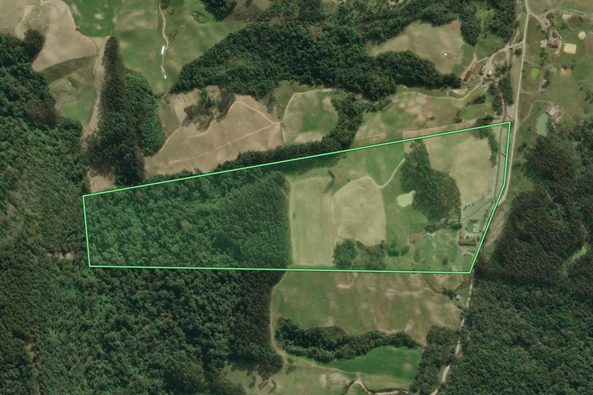 Imagem de satélite do imóvel rural em Agrolândia (SC), com o contorno declarado no CAR desenhado por cima.