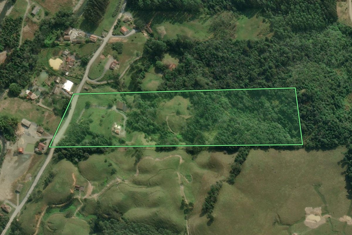 Imagem de satélite do imóvel rural em Agrolândia (SC), com o contorno declarado no CAR desenhado por cima.