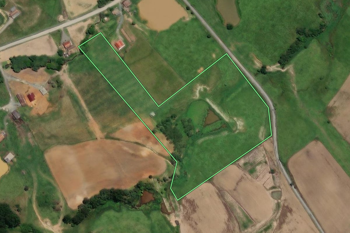 Imagem de satélite do imóvel rural em Agrolândia (SC), com o contorno declarado no CAR desenhado por cima.