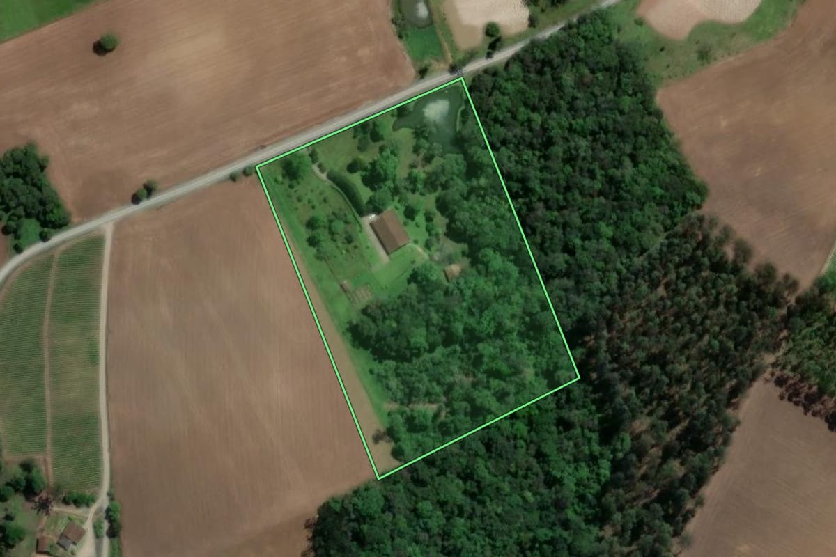 Imagem de satélite do imóvel rural em Agrolândia (SC), com o contorno declarado no CAR desenhado por cima.