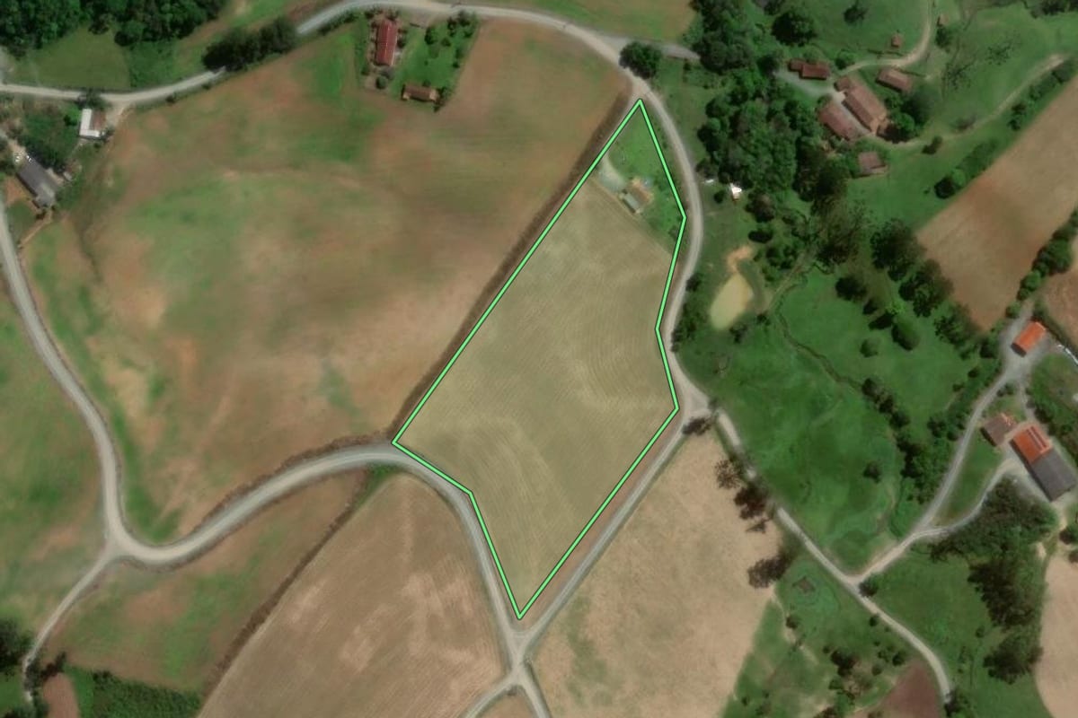 Imagem de satélite do imóvel rural em Agrolândia (SC), com o contorno declarado no CAR desenhado por cima.