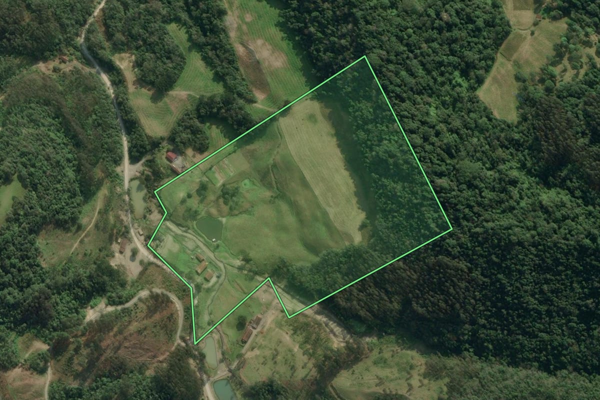 Imagem de satélite do imóvel rural em Agrolândia (SC), com o contorno declarado no CAR desenhado por cima.