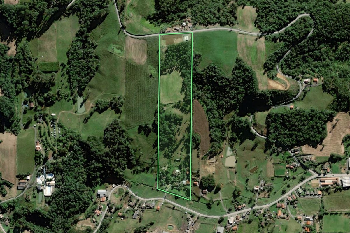 Imagem de satélite do imóvel rural em Agrolândia (SC), com o contorno declarado no CAR desenhado por cima.