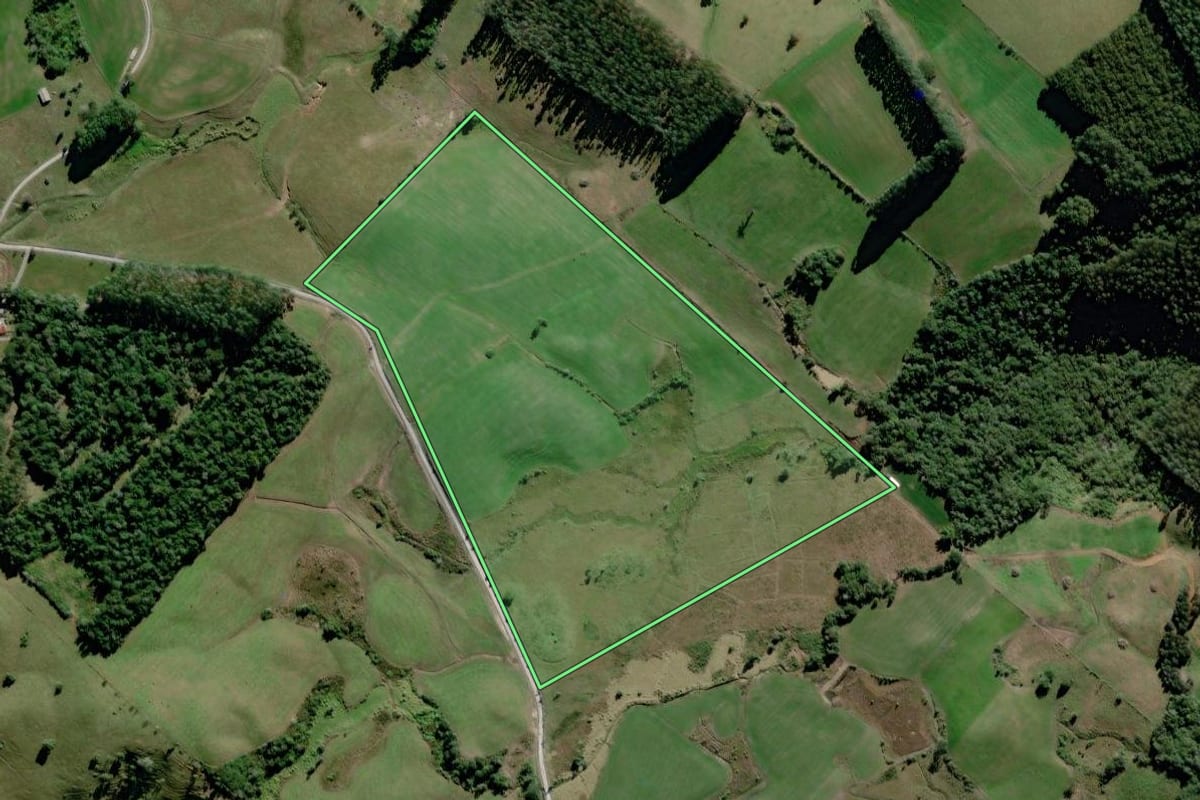 Imagem de satélite do imóvel rural em Agrolândia (SC), com o contorno declarado no CAR desenhado por cima.