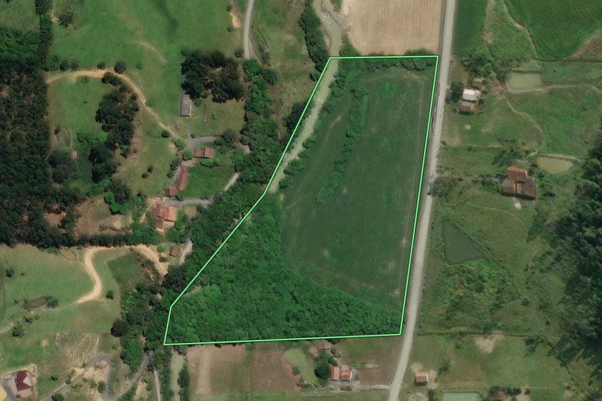 Imagem de satélite do imóvel rural em Agrolândia (SC), com o contorno declarado no CAR desenhado por cima.