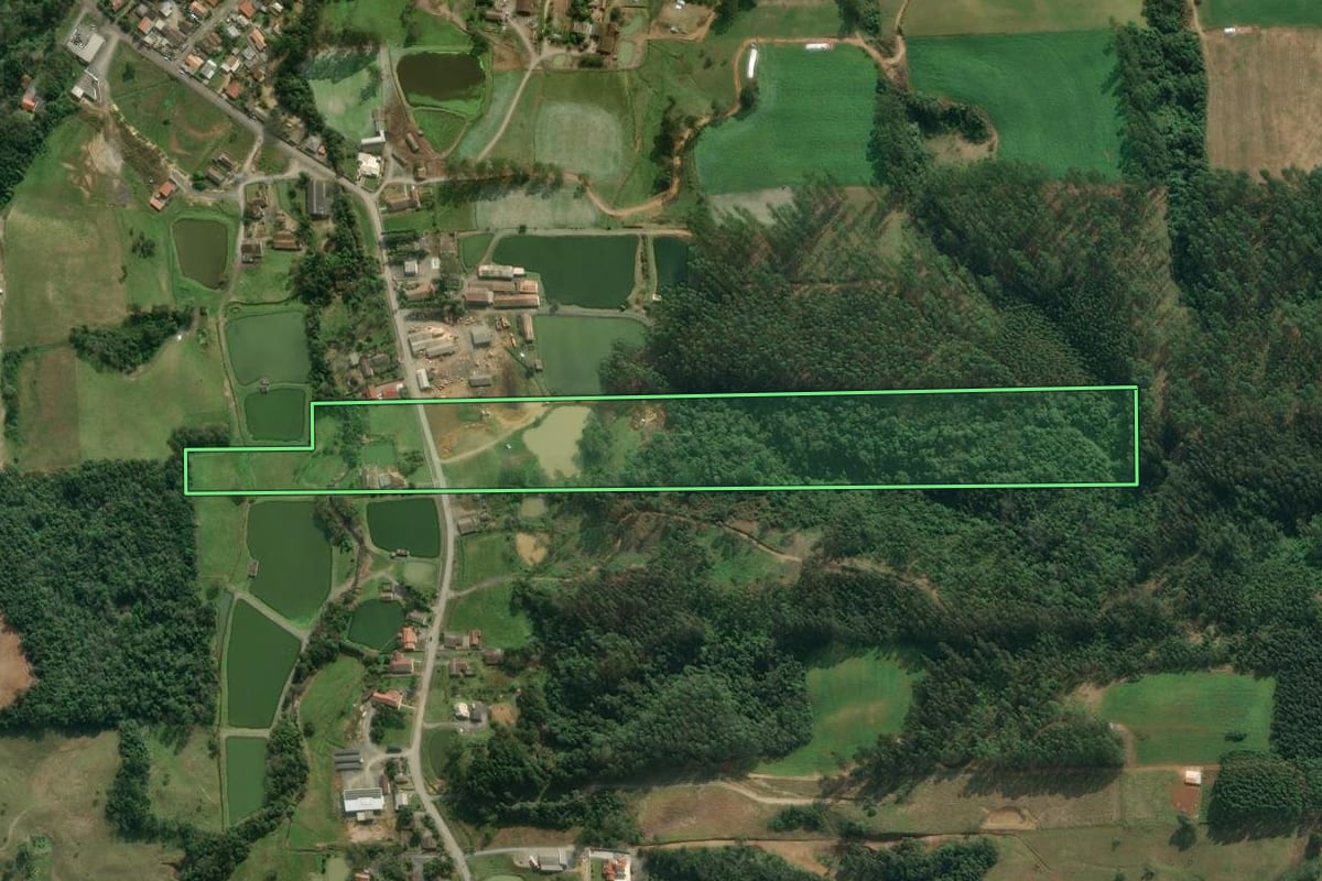 Imagem de satélite do imóvel rural em Agrolândia (SC), com o contorno declarado no CAR desenhado por cima.