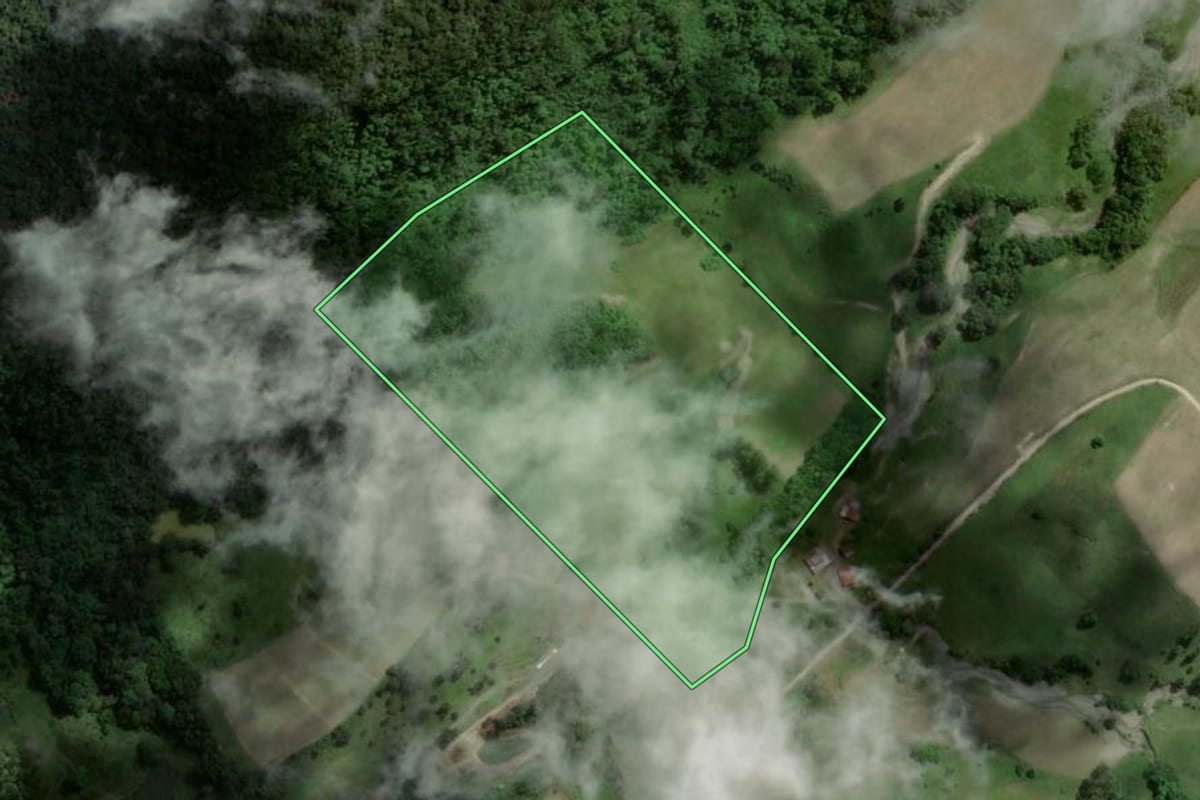 Imagem de satélite do imóvel rural em Agrolândia (SC), com o contorno declarado no CAR desenhado por cima.