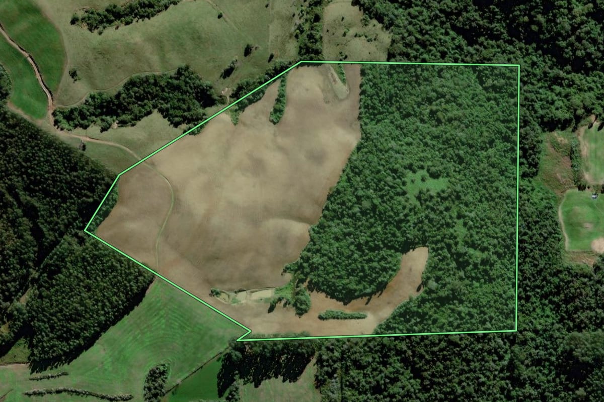 Imagem de satélite do imóvel rural em Agrolândia (SC), com o contorno declarado no CAR desenhado por cima.