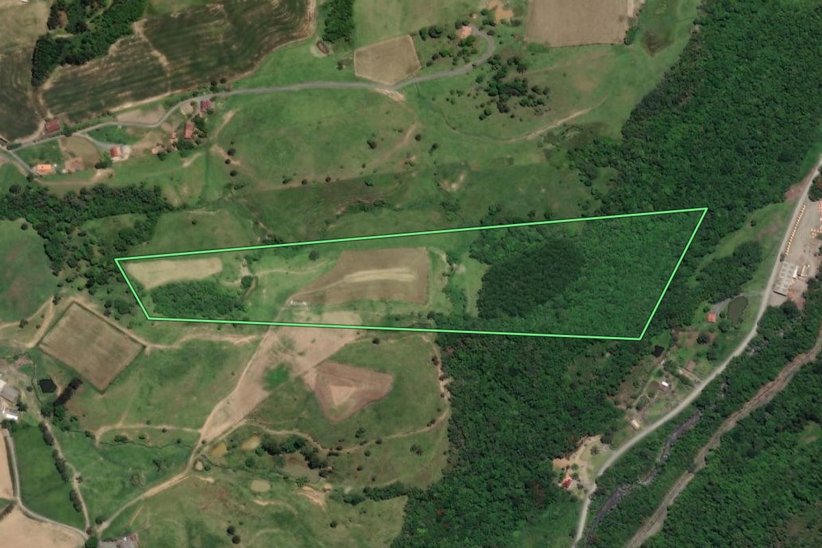 Imagem de satélite do imóvel rural em Agrolândia (SC), com o contorno declarado no CAR desenhado por cima.