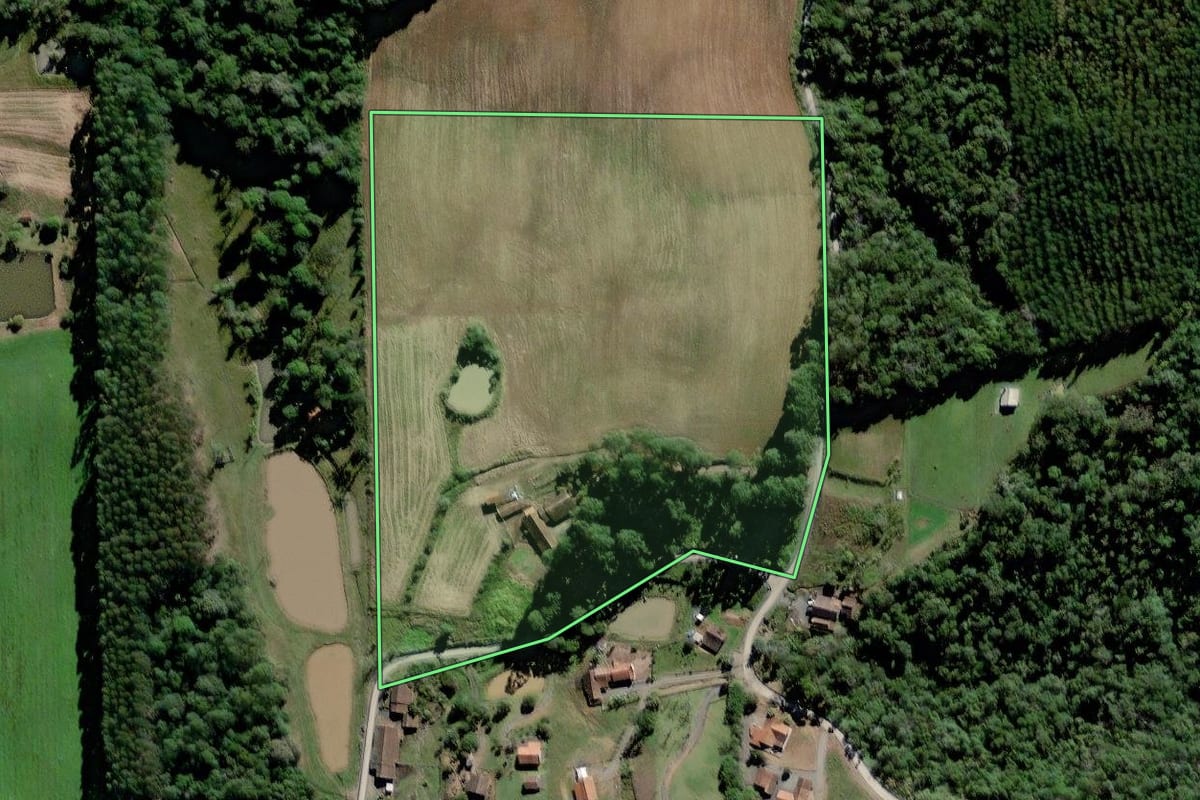 Imagem de satélite do imóvel rural em Agrolândia (SC), com o contorno declarado no CAR desenhado por cima.