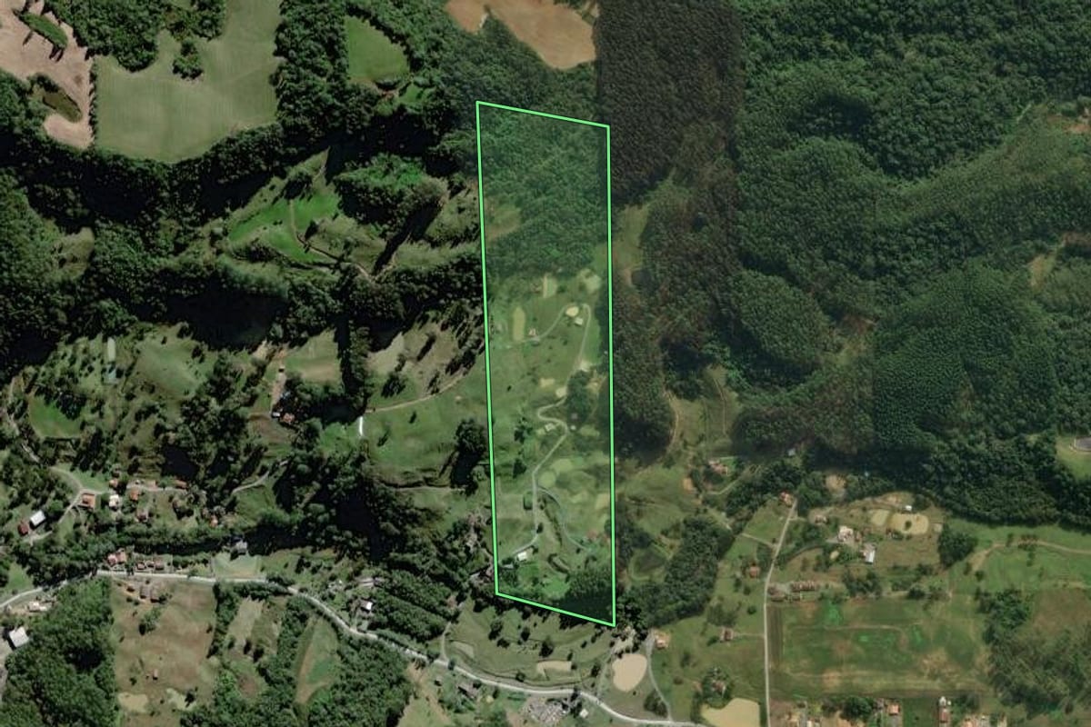 Imagem de satélite do imóvel rural em Agrolândia (SC), com o contorno declarado no CAR desenhado por cima.