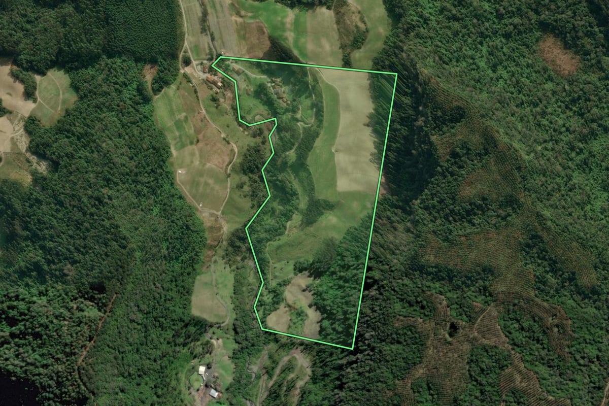 Imagem de satélite do imóvel rural em Agrolândia (SC), com o contorno declarado no CAR desenhado por cima.