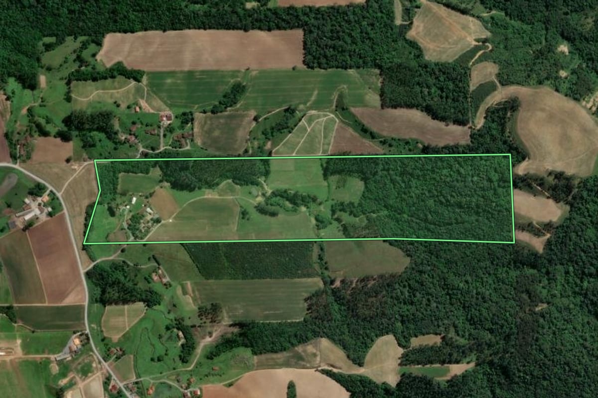 Imagem de satélite do imóvel rural em Agrolândia (SC), com o contorno declarado no CAR desenhado por cima.