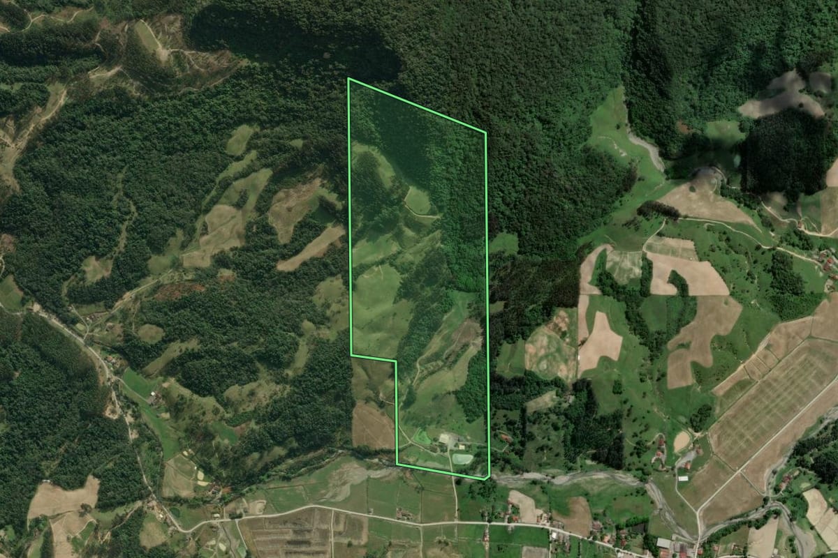 Imagem de satélite do imóvel rural em Agrolândia (SC), com o contorno declarado no CAR desenhado por cima.