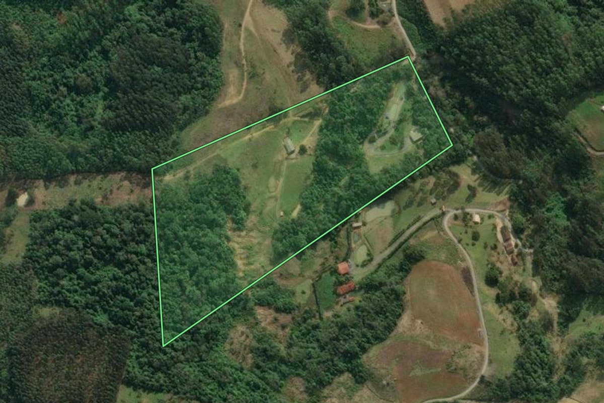 Imagem de satélite do imóvel rural em Agrolândia (SC), com o contorno declarado no CAR desenhado por cima.