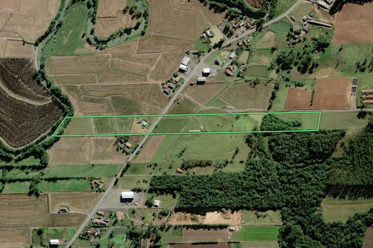 Imagem de satélite do imóvel rural em Agrolândia (SC), com o contorno declarado no CAR desenhado por cima.