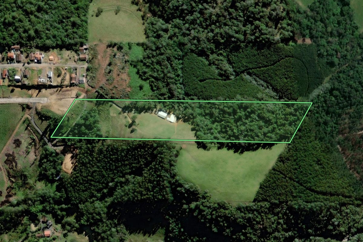 Imagem de satélite do imóvel rural em Agrolândia (SC), com o contorno declarado no CAR desenhado por cima.