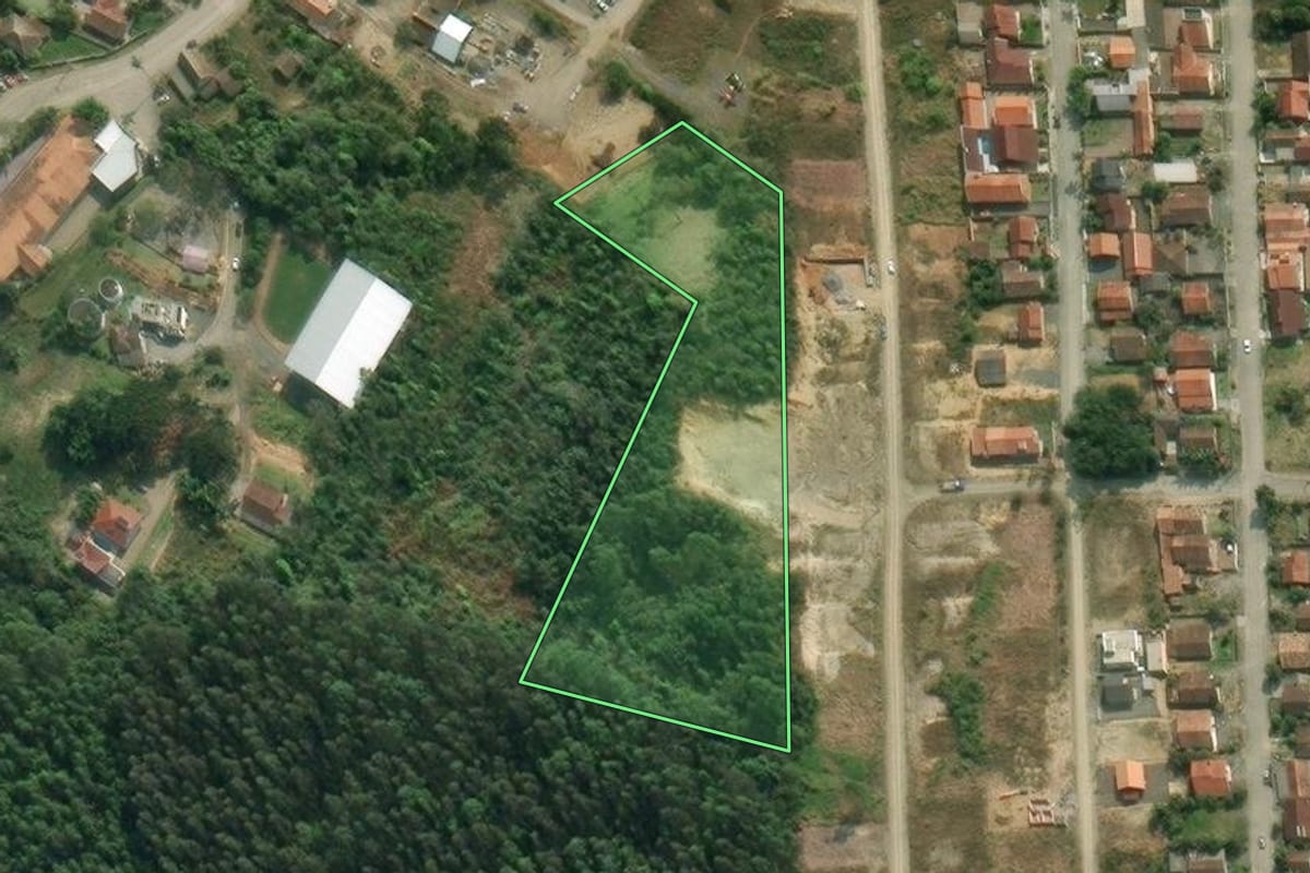 Imagem de satélite do imóvel rural em Agrolândia (SC), com o contorno declarado no CAR desenhado por cima.