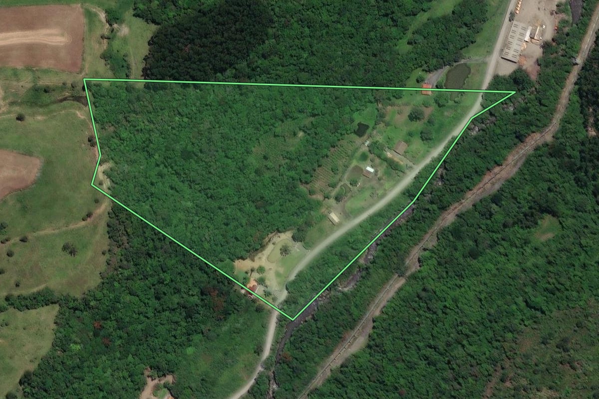 Imagem de satélite do imóvel rural em Agrolândia (SC), com o contorno declarado no CAR desenhado por cima.