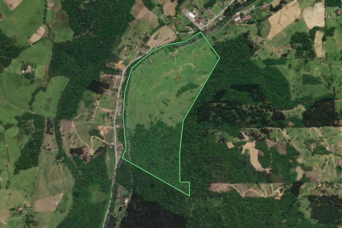 Imagem de satélite do imóvel rural em Agrolândia (SC), com o contorno declarado no CAR desenhado por cima.