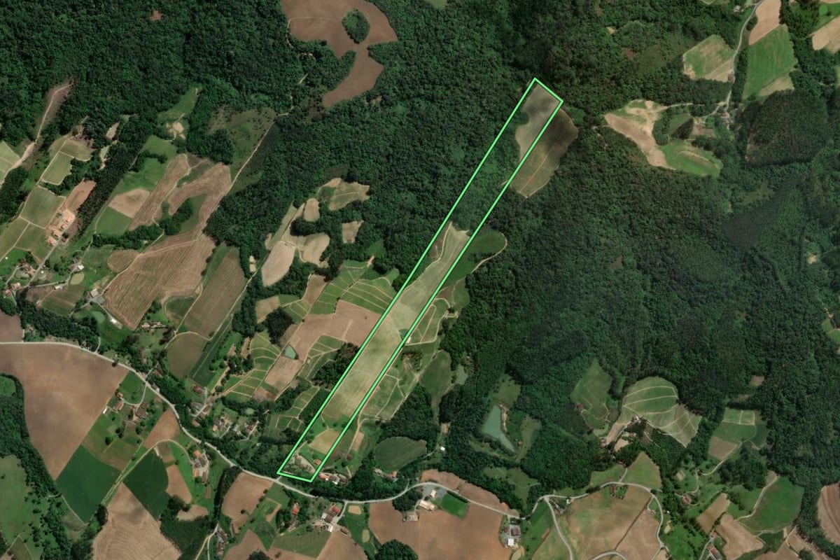 Imagem de satélite do imóvel rural em Agrolândia (SC), com o contorno declarado no CAR desenhado por cima.