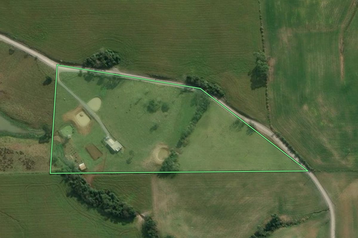 Imagem de satélite do imóvel rural em Agrolândia (SC), com o contorno declarado no CAR desenhado por cima.