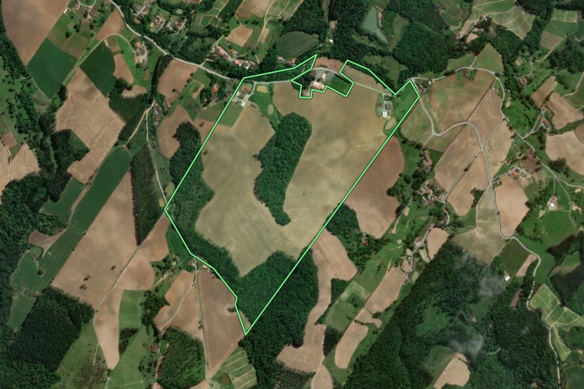 Imagem de satélite do imóvel rural em Agrolândia (SC), com o contorno declarado no CAR desenhado por cima.